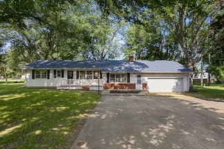 705 S Cleveland St, Philo, IL 61864