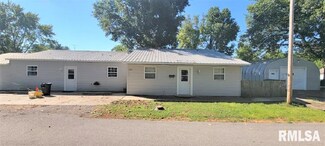 1004 Simpson St, Benton, IL 62812