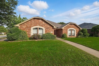 301 Angela Dr, Burleson, TX 76028