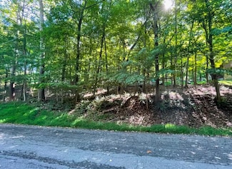 16 Laura Ln, East Fishkill, NY 12533