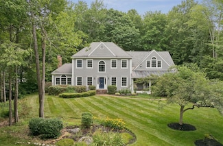 10 Shady Ln, Falmouth, ME 04105