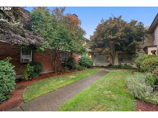2211 NE Halsey St Unit 9, Portland, OR 97232