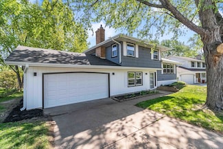 493 Rolls Rd, New Brighton, MN 55112