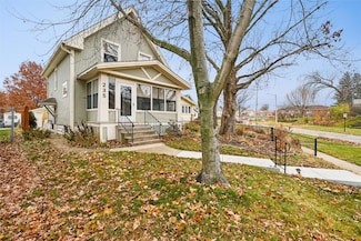 235 Highland Dr NW, Cedar Rapids, IA 52405