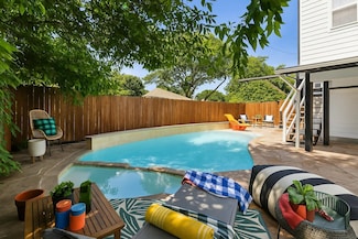 2435 W 10th St, Dallas, TX 75211