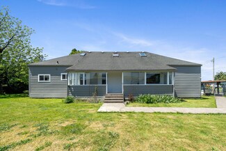 1209 6th St, Tillamook, OR 97141