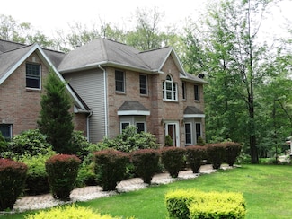 6 Chelsey Dr, Mountain Top, PA 18707