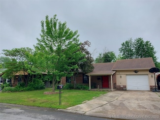 304 SE 4th St, Pryor, OK 74361