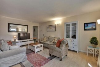 2458 W Bayshore Rd Unit 4, Palo Alto, CA 94303