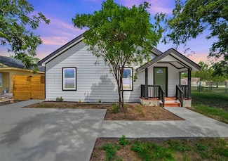 711 Fir Ln, Lockhart, TX 78644