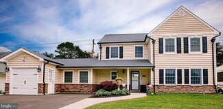 22 Hamlet Rd, Levittown, PA 19056