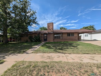 208 W Christopher Dr, Clovis, NM 88101