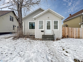 906 12th St N, Fargo, ND 58102