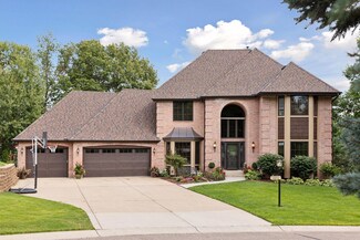 685 Valley View Ct, Saint Paul, MN 55126