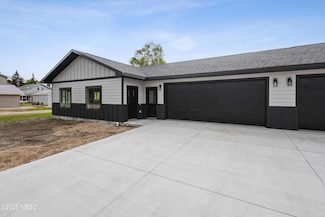 323 11th St NW, Watertown, SD 57201