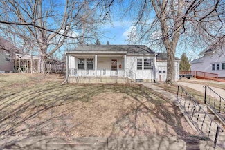 1217 W 19th St, Cedar Falls, IA 50613