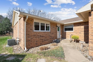 1901 Pinehurst Ln, Waterloo, IA 50701