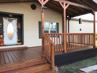 405 Meadow View, Floresville, TX 78114