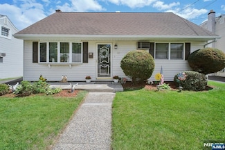 37 Greene Ave, Totowa, NJ 07512