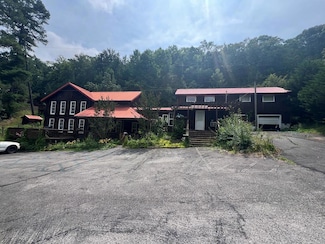 9718 Lake Rd, van Lear, KY 41265