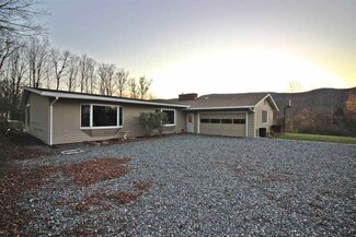 16 Ladd Rd, Pownal, VT 05261
