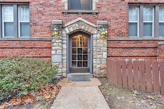 7557 Buckingham Dr, Saint Louis, MO 63105