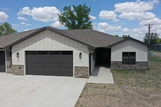 102 E Main St, Warner, SD 57479