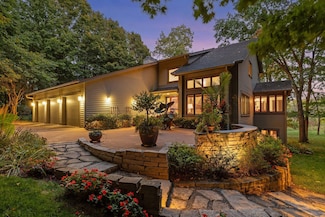 100 Black Oaks Ln N, Wayzata, MN 55391