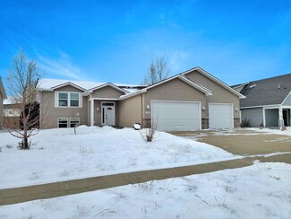 3009 9th St NW, Minot, ND 58703