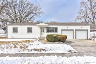 304 Pontiac Dr, Gretna, NE 68028