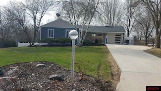 724 724 Valley View Roads, St. Peter, MN 56082