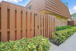 2522 Camelot Ct, Hollywood, FL 33026