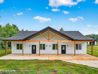 1570 W Dumplin Valley Rd, Dandridge, TN 37725