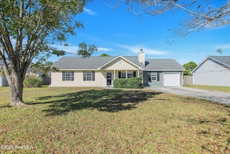 409 Foxtrace Ln, Hubert, NC 28539