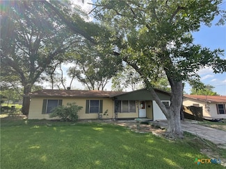 404 Svoboda St, Yoakum, TX 77995