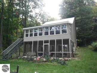 19556 Pleasant View Rd, Lake Ann, MI 49650