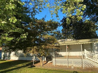 1020 S Walnut St, Staunton, IL 62088