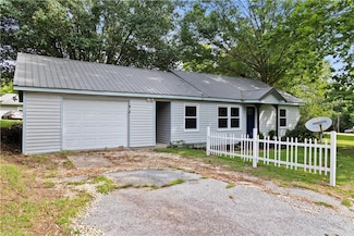 192 Hobson St, Westminster, SC 29693