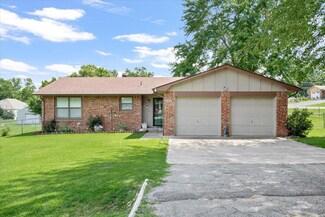 512 W 5th St, Grove, OK 74344
