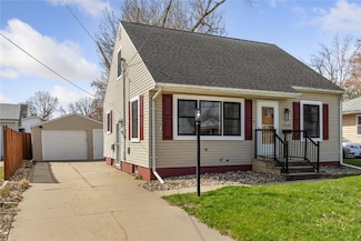 1231 Center St NE, Cedar Rapids, IA 52402