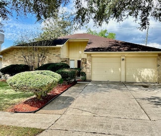 2438 Tall Ships Dr, Friendswood, TX 77546