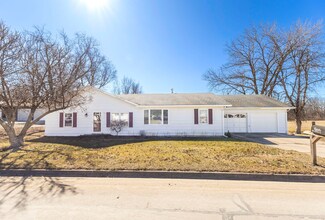 826 E Mckinsey St, Moberly, MO 65270