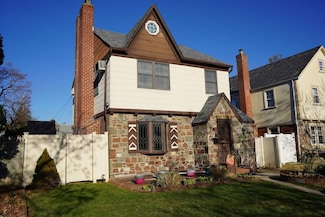 8618 248th St, Bellerose, NY 11426