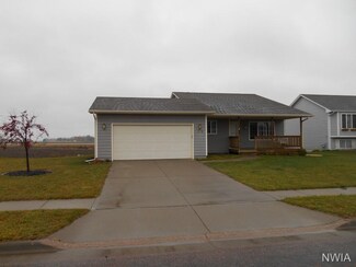 1702 Country Club Dr, Elk Point, SD 57025