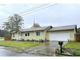 99 Harlem St NE, Bandon, OR 97411
