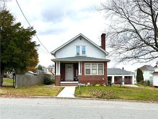 372 Farmington Ave, Cranston, RI 02920