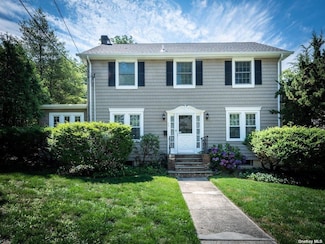 70 Beechwood Ave, Manhasset, NY 11030