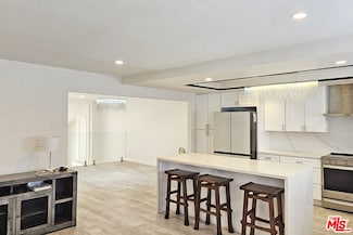 18130 Oxnard St Unit 72, Tarzana, CA 91356