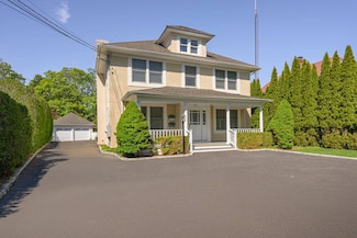 81 David Whites Ln, Southampton, NY 11968