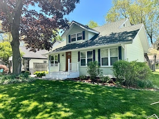 2460 Hoover Ave, West Bloomfield, MI 48324